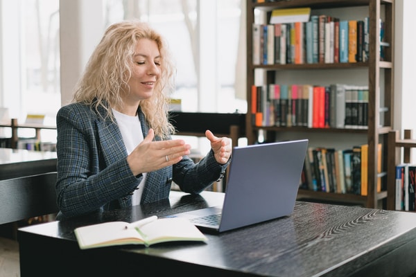 Jak zorganizować i przeprowadzić webinar? Kompleksowy przewodnik na 2026r.