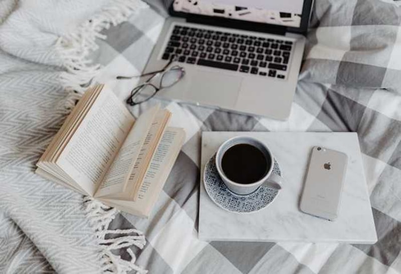 zarabianie w internecie przy kawie na laptopie